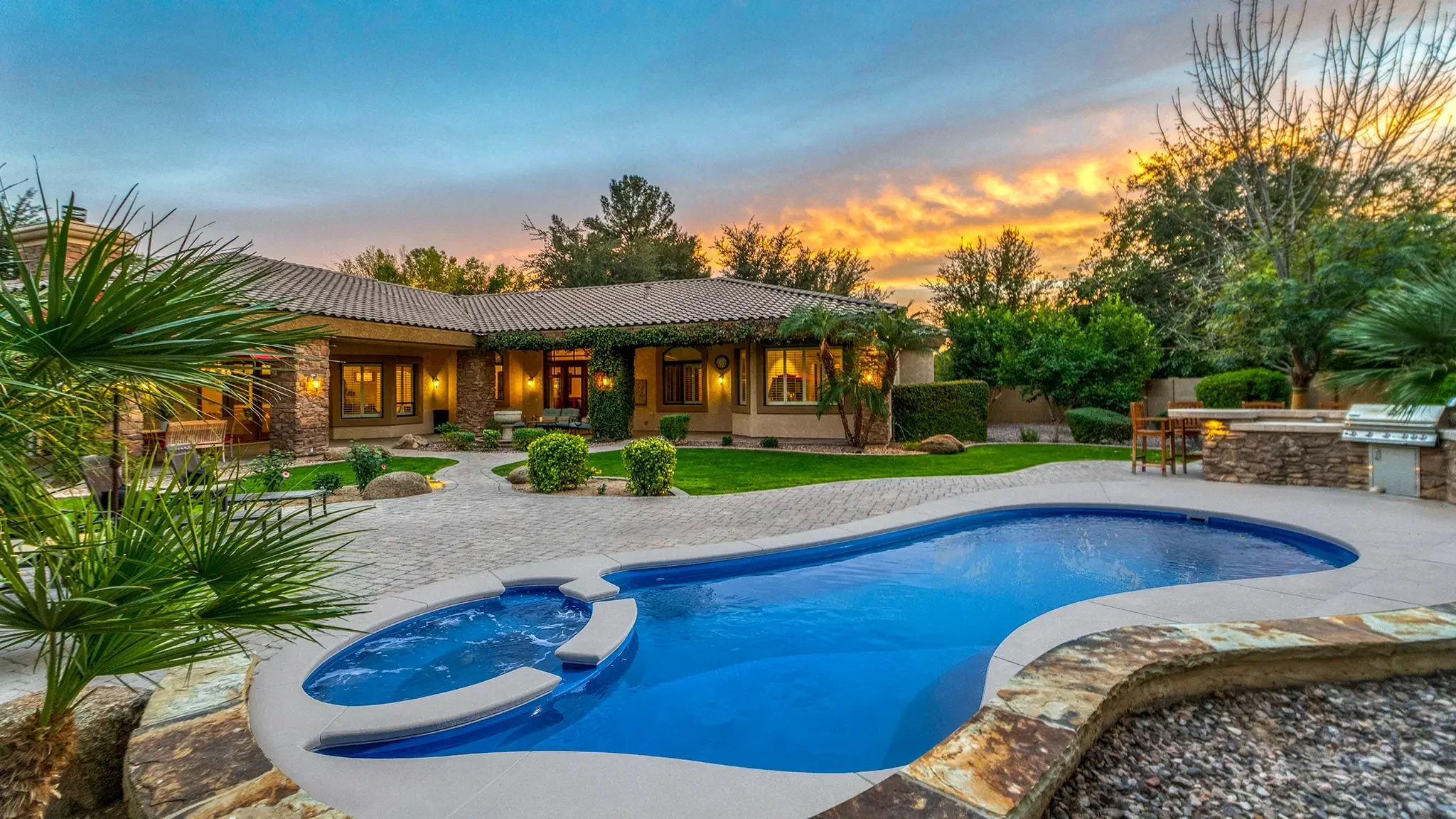 Custom backyard swimming pool